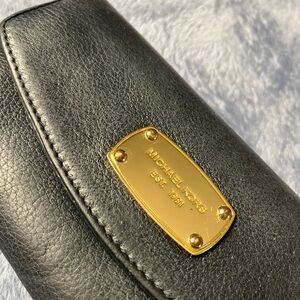 💥 Price Drop 💥Large Michael Kors Wallet Women’s